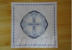 Weihkorbdecke handgestickt: Kreuz 8 blau