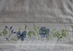 Handtuch handgestickt: Blumen